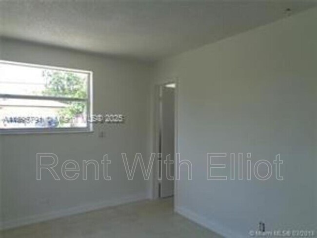 Building Photo - 650 S Park Rd