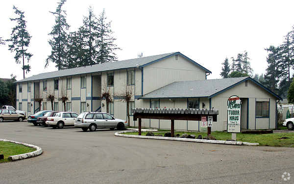 Foto del edificio - McChord Tudor Haus