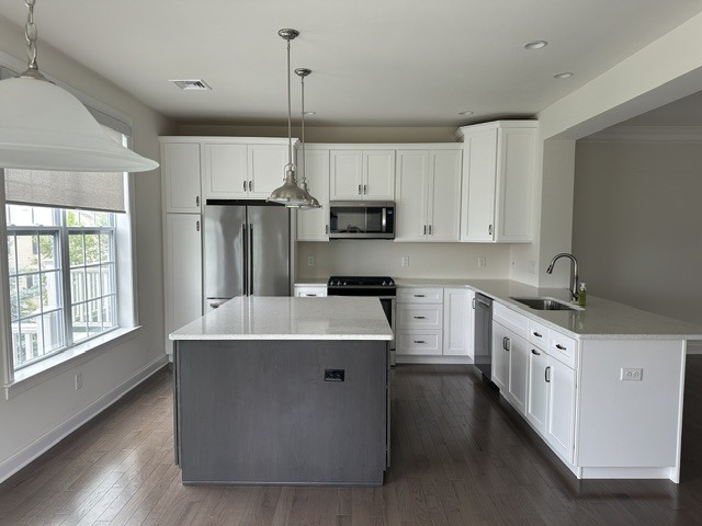 Large center island - 33 Moorland Dr