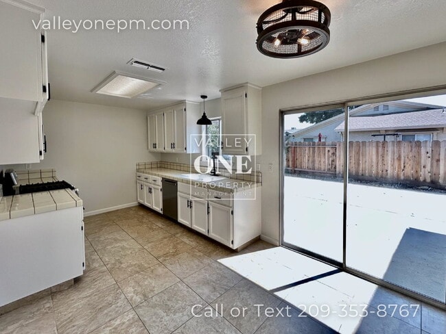 Building Photo - Commuter-Friendly 3 Bed, 2 Bath Home on Quiet Cul-De-Sac