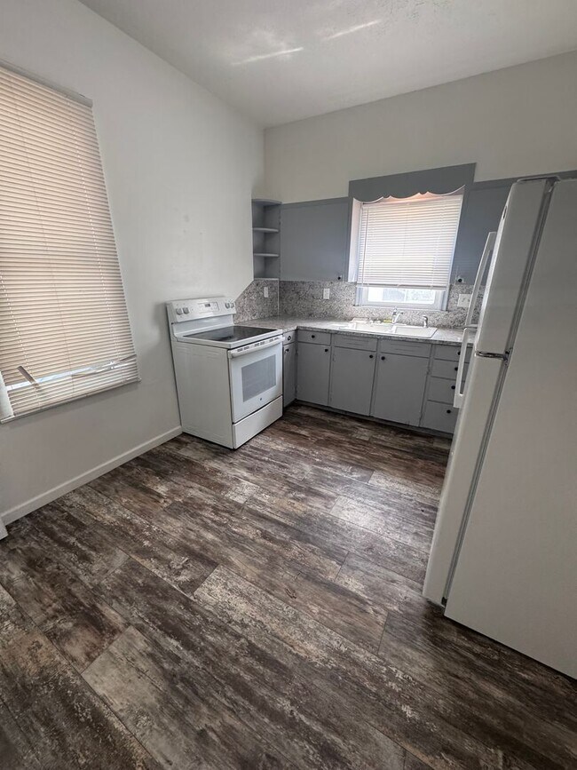 Building Photo - Charming 4-Bedroom Home in Desirable West ...