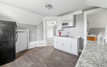 Building Photo - 1261 E 99th St