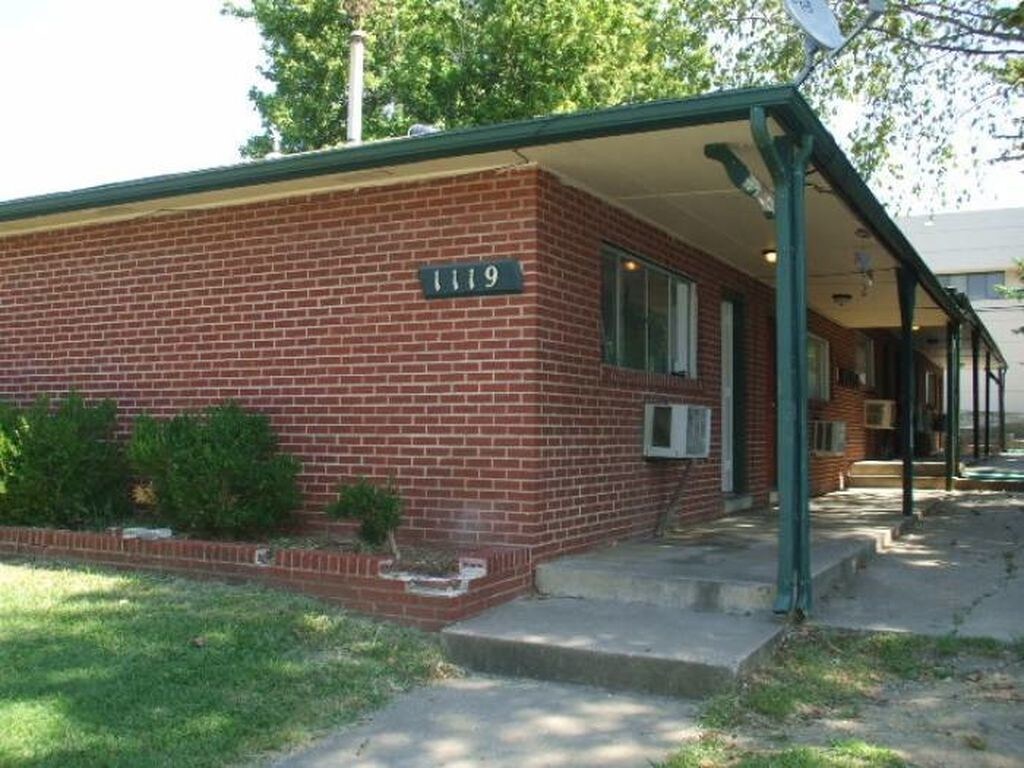 Primary Photo - 1119 S Rockford Ave
