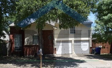 Building Photo - 723 Swan Dr
