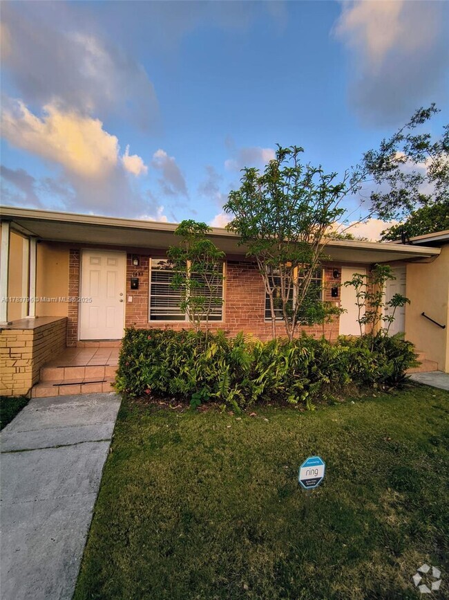 Building Photo - 1225 SW 11th Ave