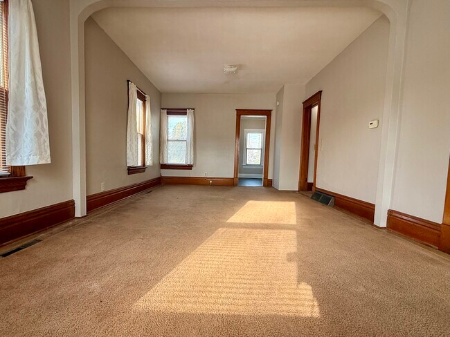 Sala de estar (desde la entrada) - 107 Clark St