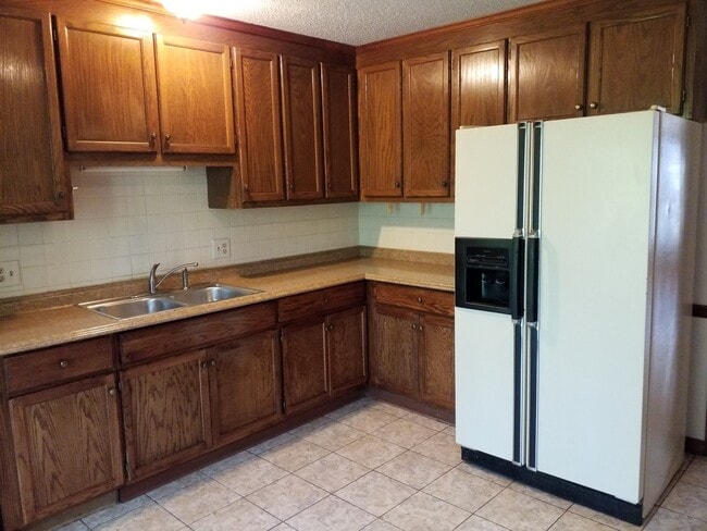 Building Photo - VISTA COURT!  2 Bedrooms/Lower Level Bonus...
