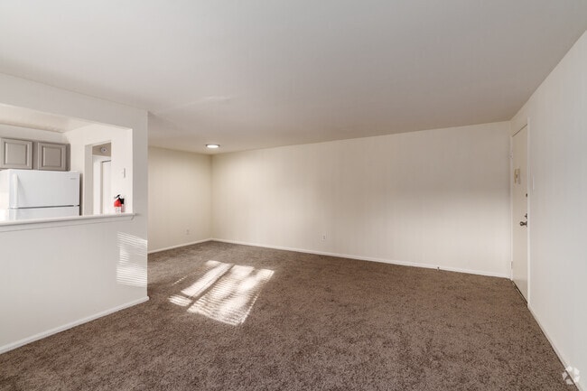 1BR, 1BA - 750SF - Living Room - Landon Court