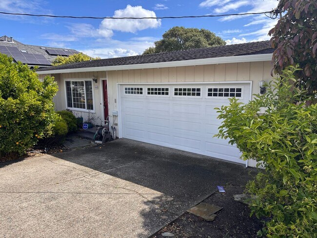 Foto del edificio - Beautiful Pacific Grove Home