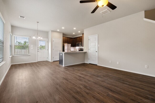 Building Photo - AVAILABLE NOW! GORGEOUS 3 BEDROOM DUPLEX L...