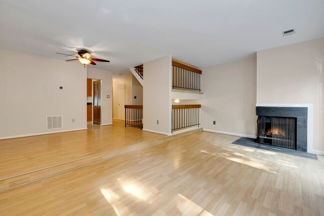 Foto del edificio - 3 Bed 2.5 Bath - Gaithersburg Townhouse - Finished Basement