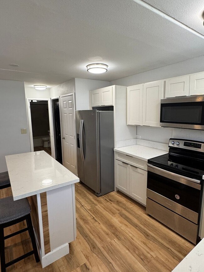 Building Photo - Lusitana Gardens 1 bed/1 bath/1 parking - Utilities included