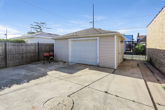 Building Photo - 5310 W Barry Ave