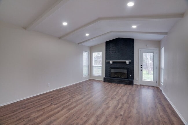 Building Photo - 2103 Pompton Dr