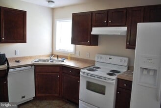 Building Photo - 306 Oakwood Ave