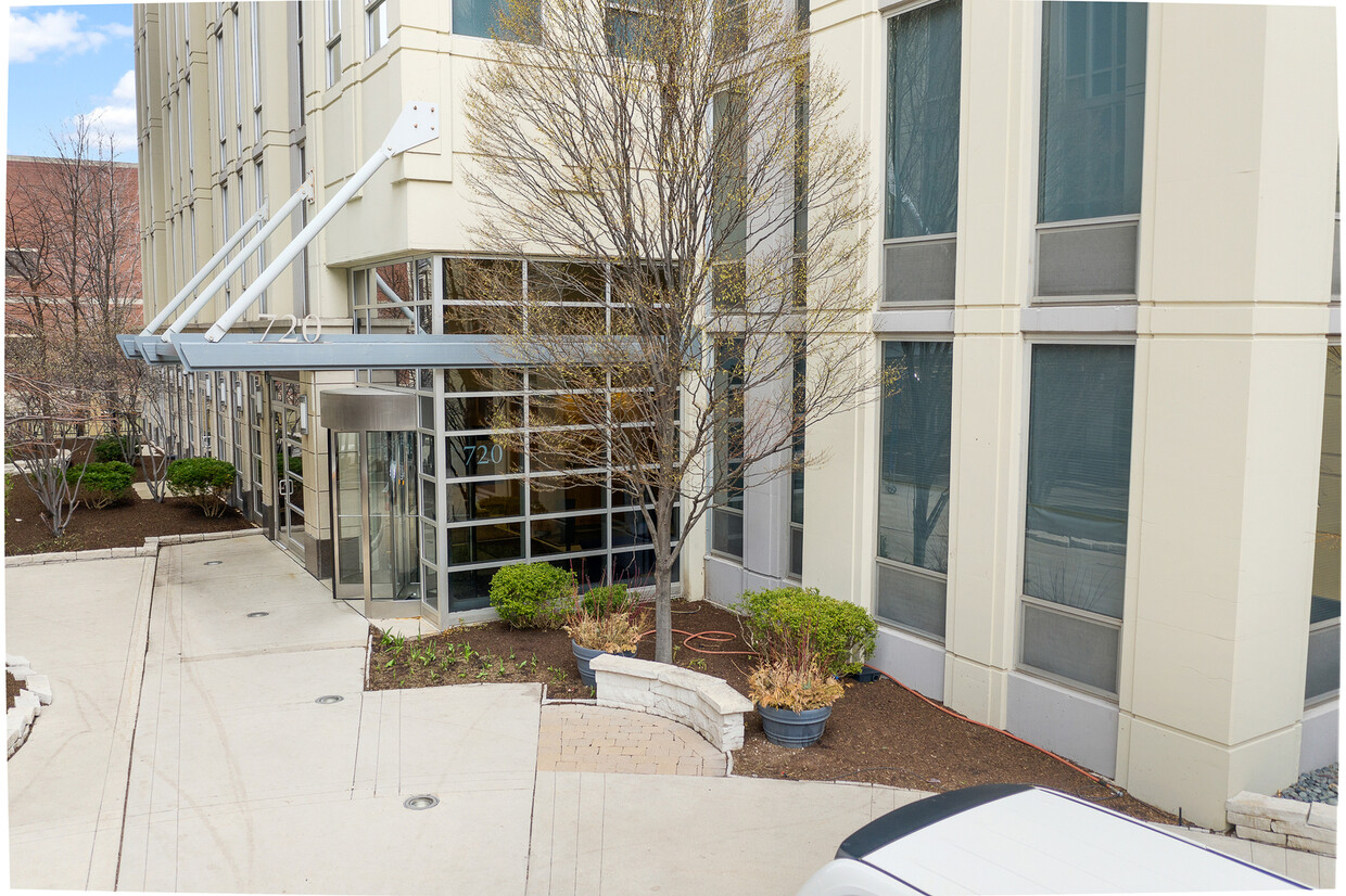 Primary Photo - 720 N Larrabee St