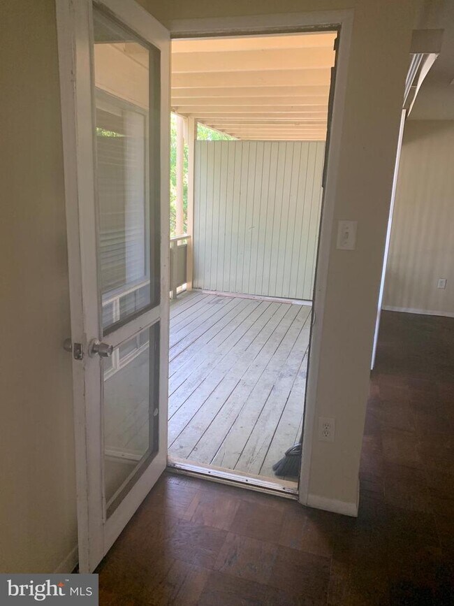 Foto del edificio - 7328 Donnell Pl