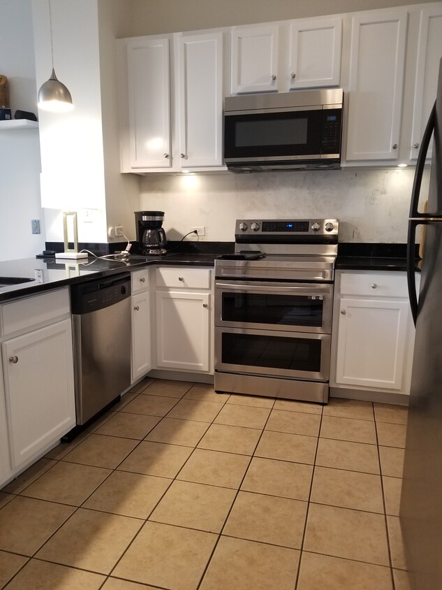 Kitchen with updated stove/oven, microwave, dishwasher and disposal - 1101 Haxall Point