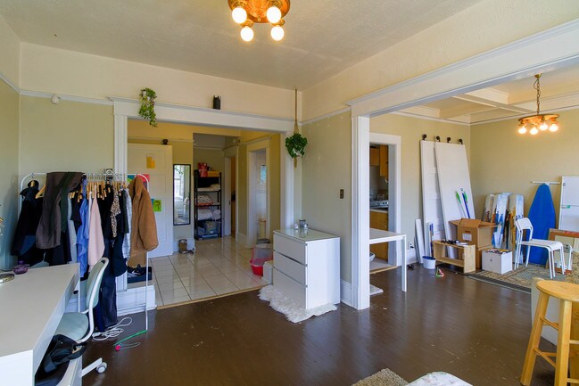 Building Photo - Paramount Apartments - 1 bedroom + den
