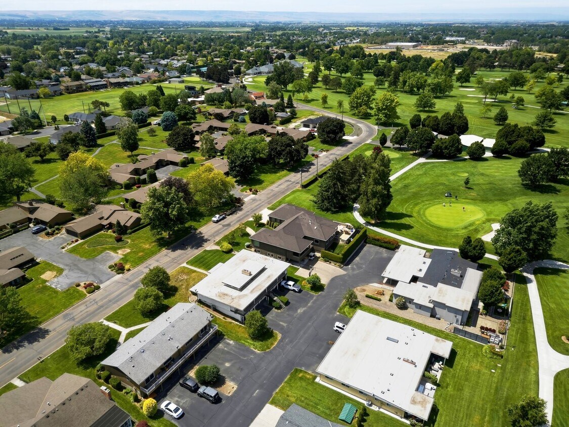 Building Photo - 690 Country Club Rd
