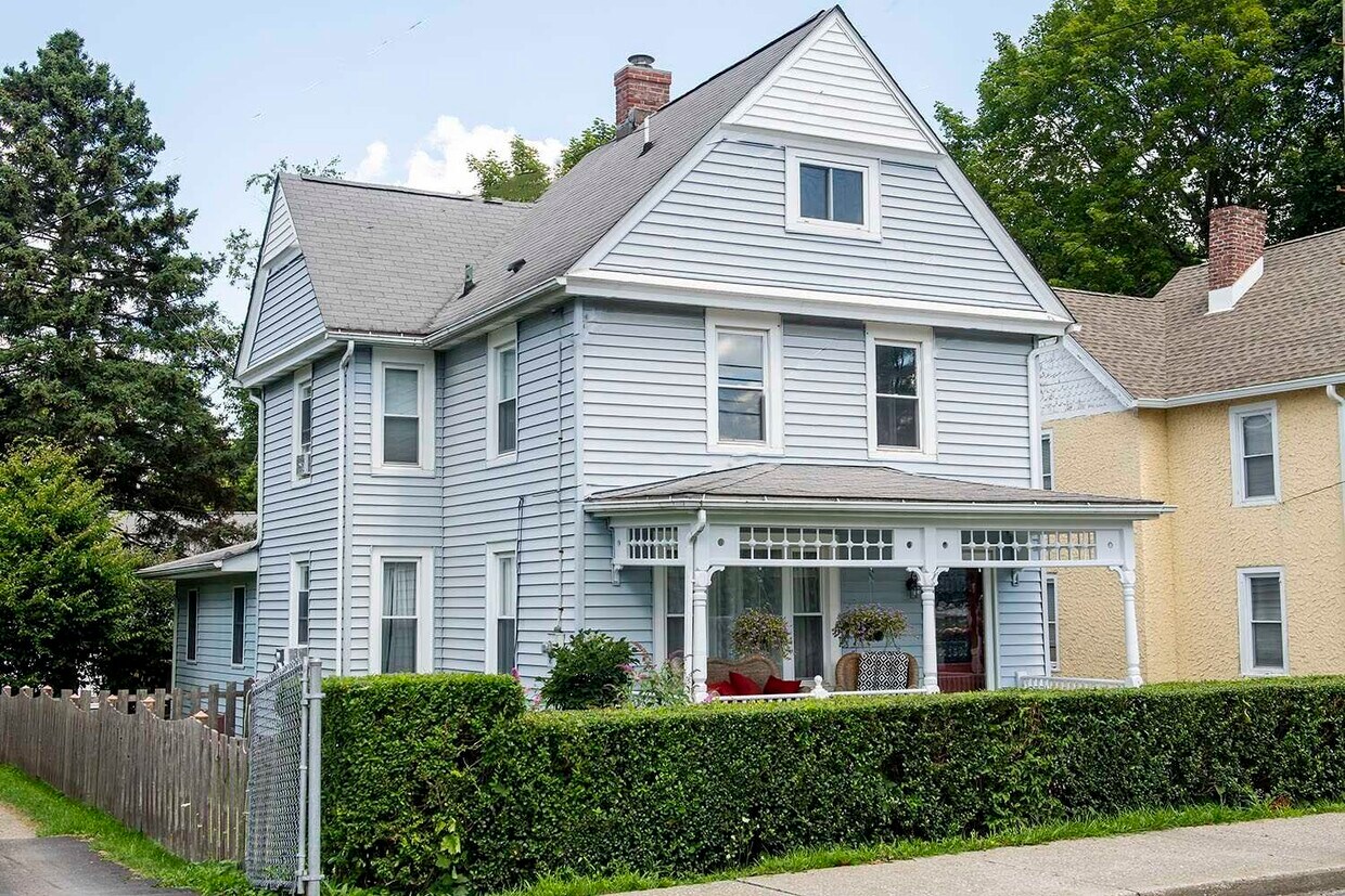 Primary Photo - 11 Alden Pl