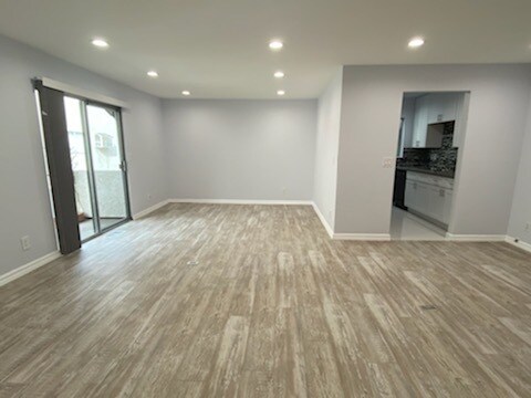 Foto del edificio - 7439 Woodman Ave