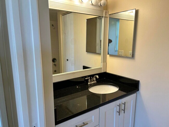 Building Photo - 7904 Sonoma Springs Cir