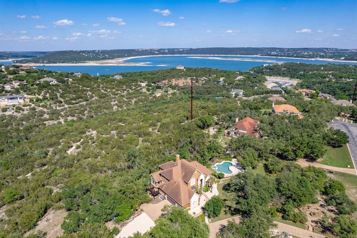 Foto principal - LOCATED IN THE TEXAS HILL COUNTRY WITH BRE...