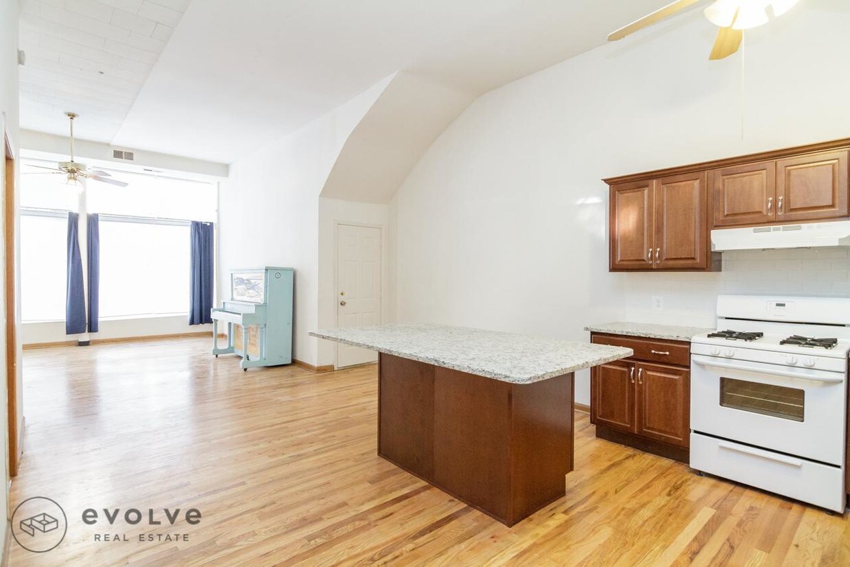 Primary Photo - 2060 N Racine Ave