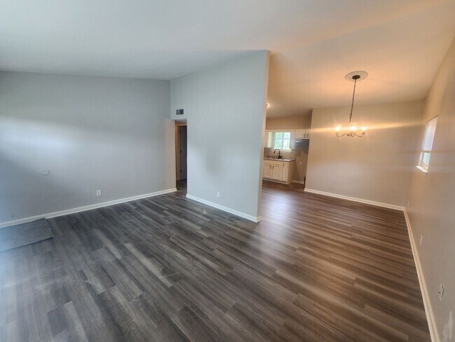 Building Photo - Renovated 3 bedroom 1.5 bath home in Valle...