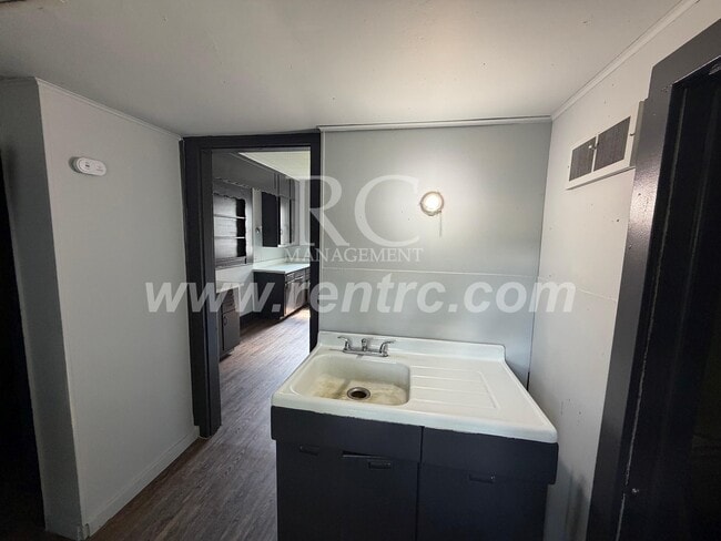 Building Photo - 715 Woodbury-