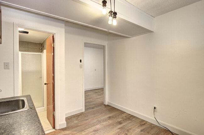 Building Photo - 5651 Boul Henri-Bourassa E