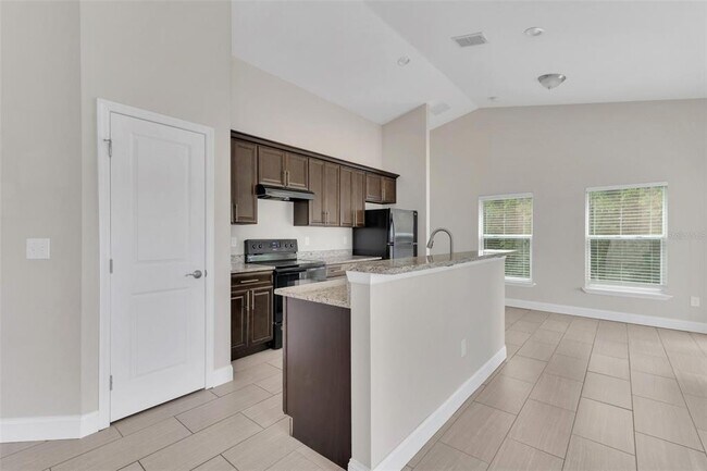 Building Photo - 2036 Hillview Cir