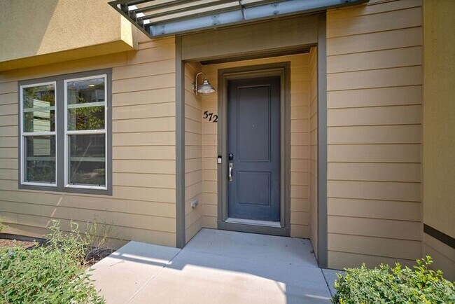 Foto del edificio - Modern 3BR Lakewood Townhome with 2-Car Garage