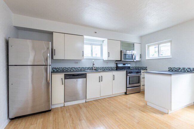 Building Photo - AVAILABLE APRIL 2026 - THE BEST VIEWS IN THE BURGH!! 3 Bedroom/1 bath