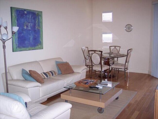 Foto del edificio - Luxury one bedroom south of the strip!