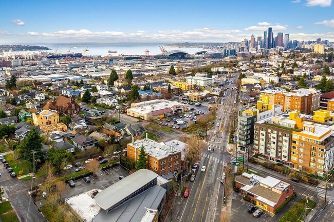 Building Photo - 2820 17th Ave S