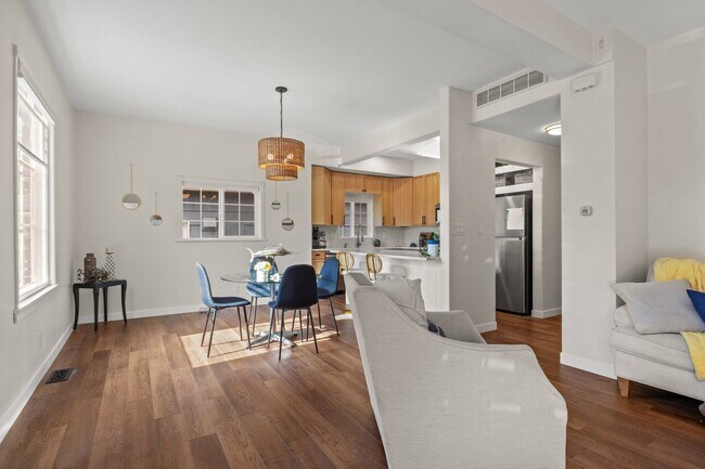 Foto del edificio - 5 Bed, 3 Bath Home in York Neighborhood- Fully Fenced Yard