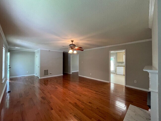 Building Photo - Stunning Home with a Huge Backyard!