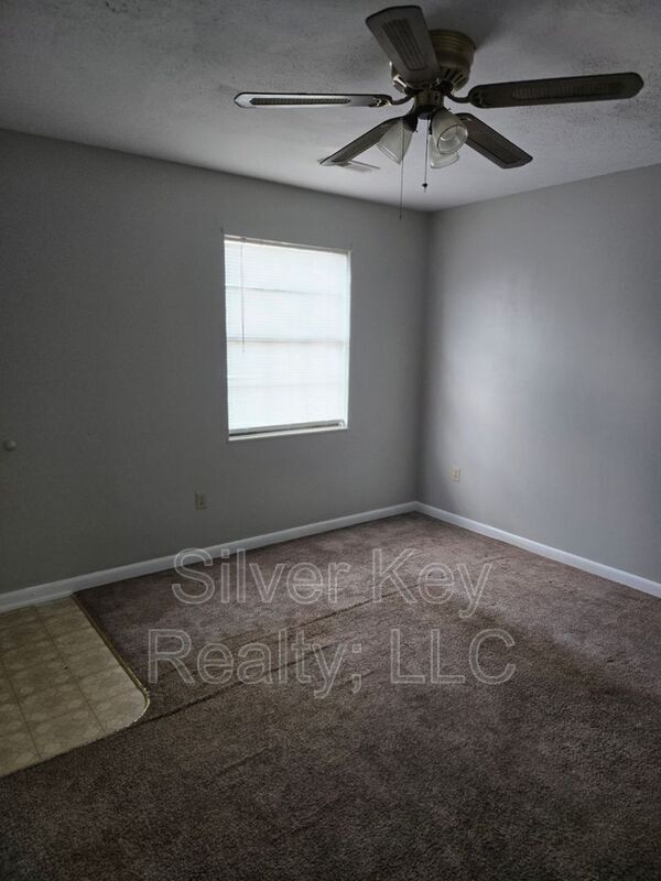 Foto del edificio - 823 Englewood Rd