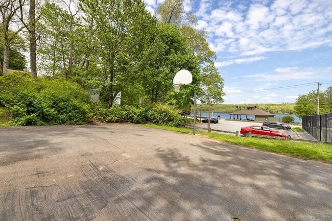 Foto del edificio - 76 Ridgewood Rd