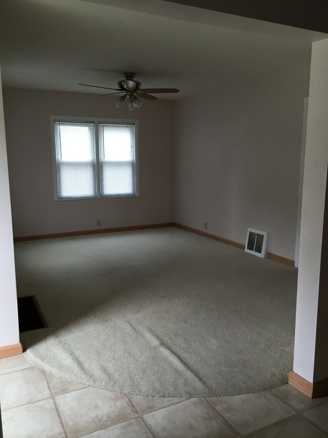 Livingroom - 1800 Hawthorne Ave