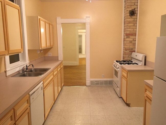 Kitchen - 760 Fulton St E