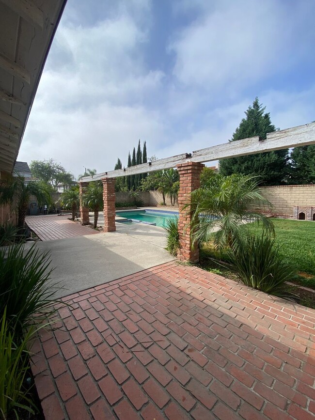 Building Photo - Pool Home in Ontario with Three Bedrooms