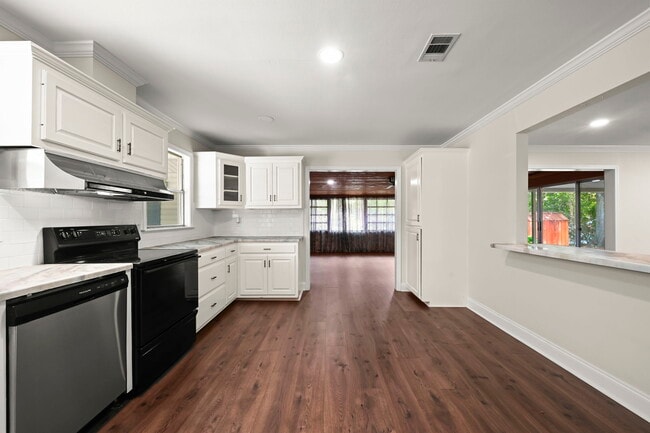 Building Photo - 8709 Forest Hill Dr