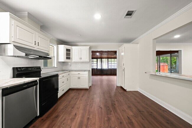 Foto del edificio - 8709 Forest Hill Dr