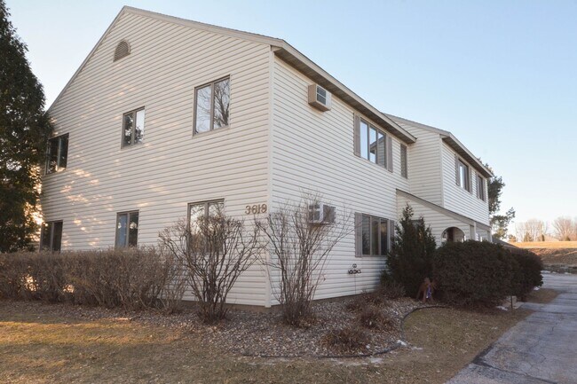 Foto del edificio - Conveniently located 2br main floor condo!