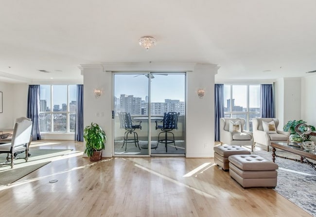 Foto del edificio - 3401 Lee Pkwy