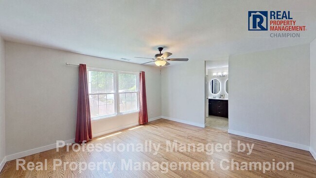 Foto del edificio - Charming home with open floor plan, vaulted ceilings and spacious backyard