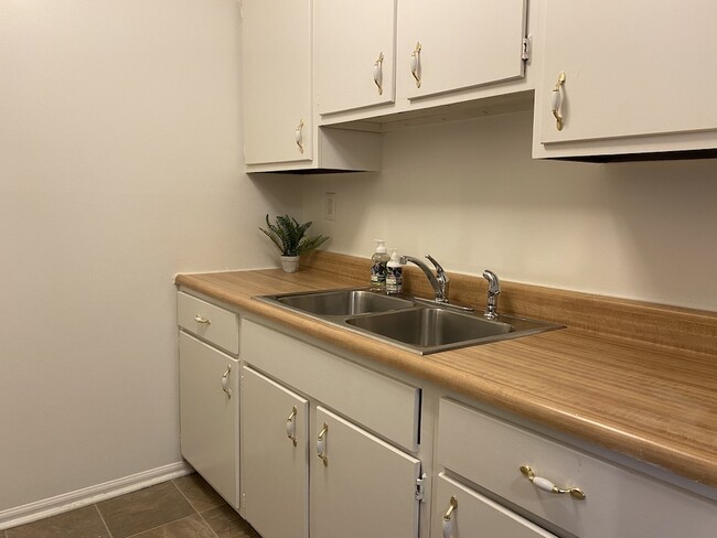 Kitchen - Chelsea Apartments